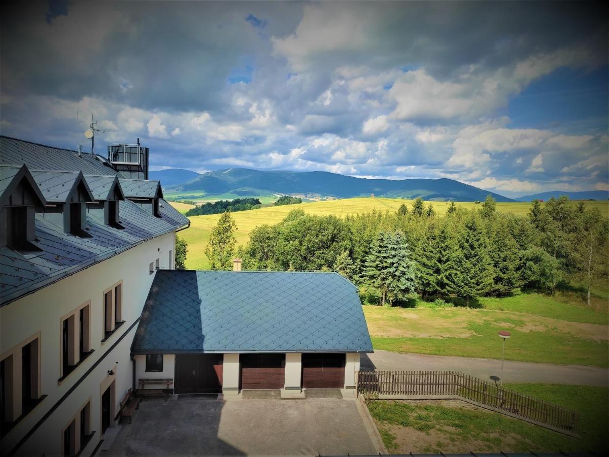 Hotel Poutni Dum Краліки Екстер'єр фото