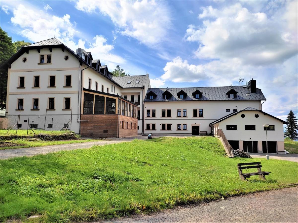 Hotel Poutni Dum Краліки Екстер'єр фото