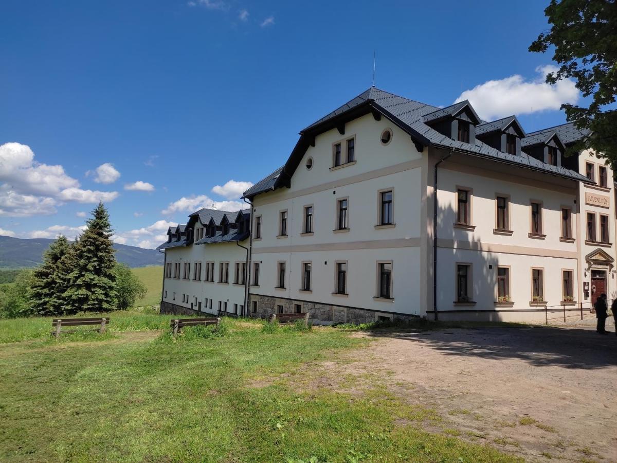 Hotel Poutni Dum Краліки Екстер'єр фото